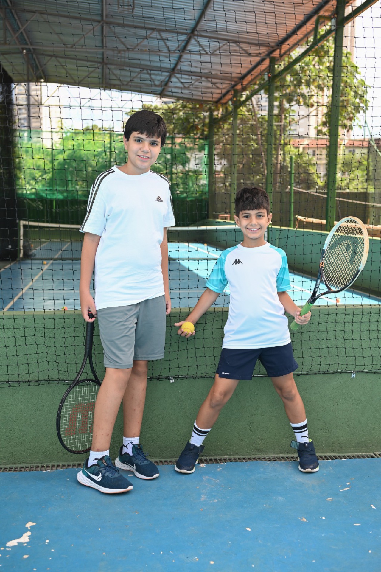 Crianças na aula de tênis da Bueno Tennis Club em Goiânia